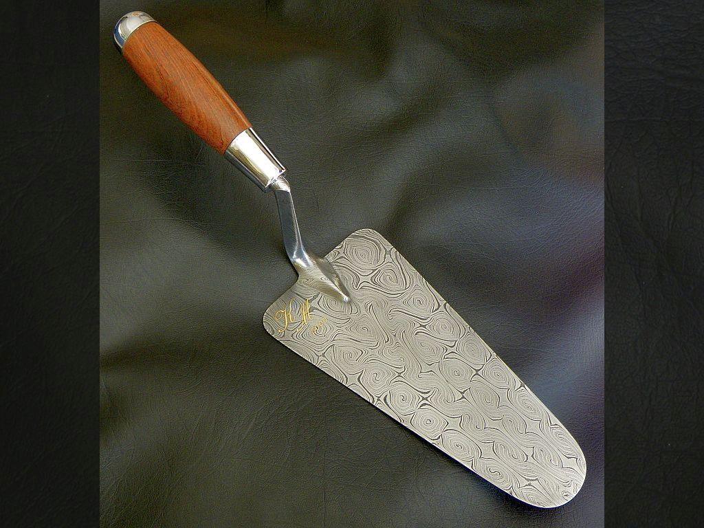 RGD Damas, outil maçonnerie truelle damas, spatule 5 barreaux turkish, initiales client et année réalisation gravées fil or, manche traditionnel